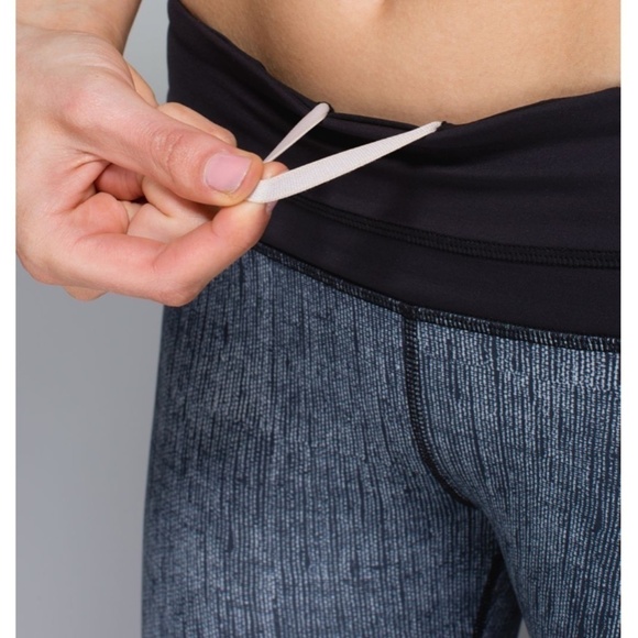 Lululemon Run: Inspire Crop II *All Luxtreme Burlap Texture Black Dune / Black 8 - Picture 2 of 12